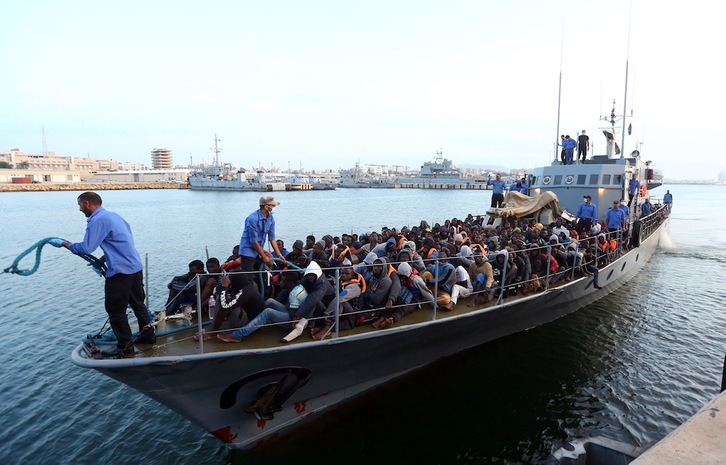 Inmigrantes rescatados por guardacostas libios llegan a la ciudad de Sabratha. (Mahmud TURKIA/AFP PHOTO)
