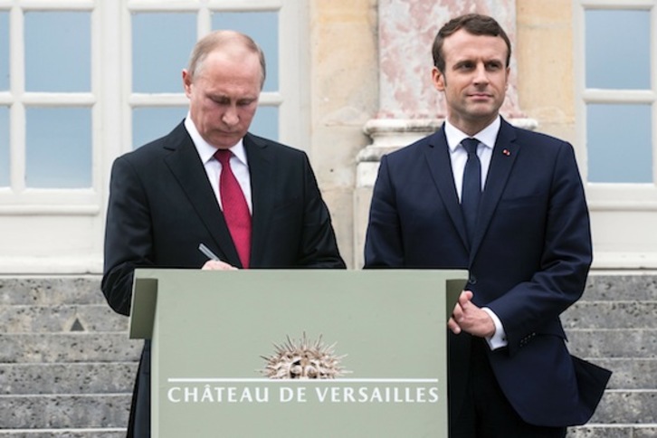El presidente ruso, Vladimir Putin, junto a su homólogo francés, Emmanuel Macron. (Etienne LAURENT/AFP)