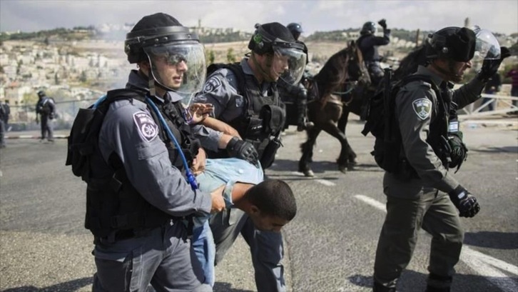 Soldados israelíes detienen a un joven palestino. (@palestinalibre.org)