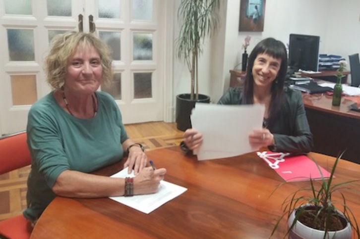 Julia Munárriz y Mertxe Leránoz, durante la firma del convenio con Ipes. (GOBIERNO DE NAFARROA)