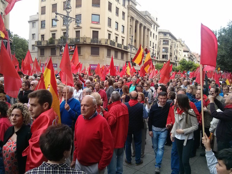 Banderas españolas entre las navarras repartidas por la organización esta tarde.