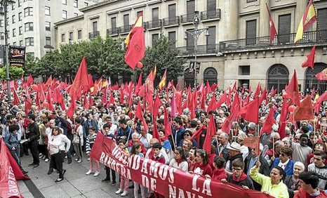 Los partidos de la derecha navarra y española con el apoyo del PSOE, movilizan a unas 16.000 personas bajo el lema "Defendamos la bandera de navarra. Gurea defenda dezagun". 0604_eg_BANDERA4
