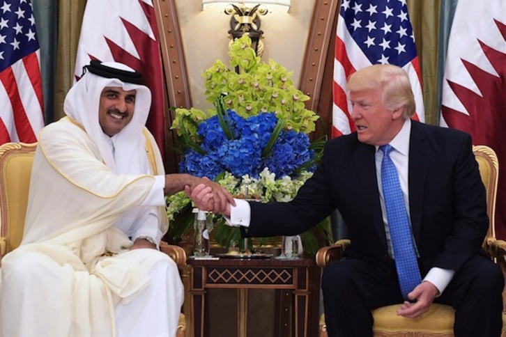 El emir de Qatar, Hamad bin Jalifa al-Zani, estrecha la mano de Donald Trump, presidente de EEUU. (Mandel NGAN/AFP)