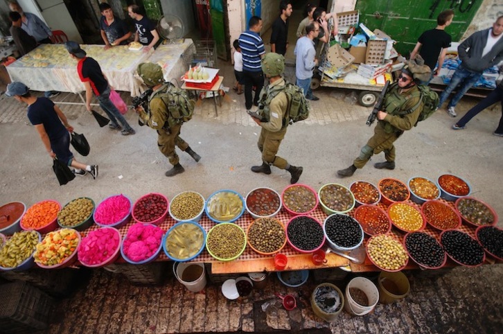 Un grupo de soldados israelíes patrulla por Hebrón en pleno Ramadán. (Hazem BADER/AFP PHOTO)