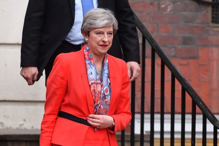 La primera ministra británica, Theresa May, a la salida de la sede del Partido Conservador. (Ben STANSALL/AFP)