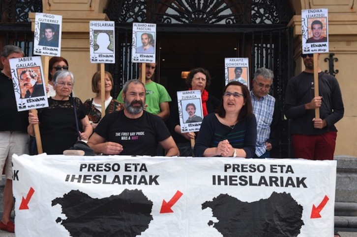 Los familiares de los presos han comparecido ante el Ayuntamiento de Getxo. (ARGAZKI PRESS)