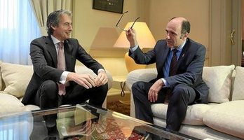 El ministro español De la Serna y el vicepresidente navarro Ayerdi, durante la reunión que mantuvieron sobre el TAV en mayo. (GOBIERNO DE NAFARROA)