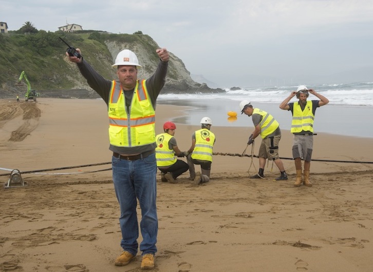 Trabajadores instalando el cable Marea en la playa de Sopela. (Luis JAUREGIALTZO/ARGAZKI PRESS)