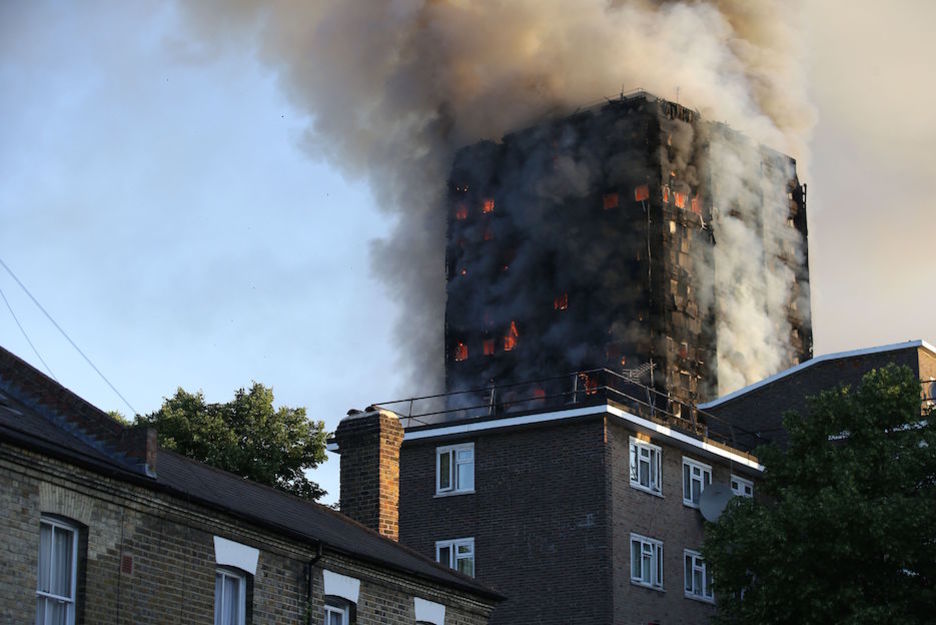Cuando el fuego ya no salía al exterior, las llamas se veían a través de las ventanas. (DANIEL LEAL-OLIVAS / AFP) Cuando el fuego ya no salía al exterior, las llamas se veían a través de las ventanas. (DANIEL LEAL-OLIVAS / AFP)