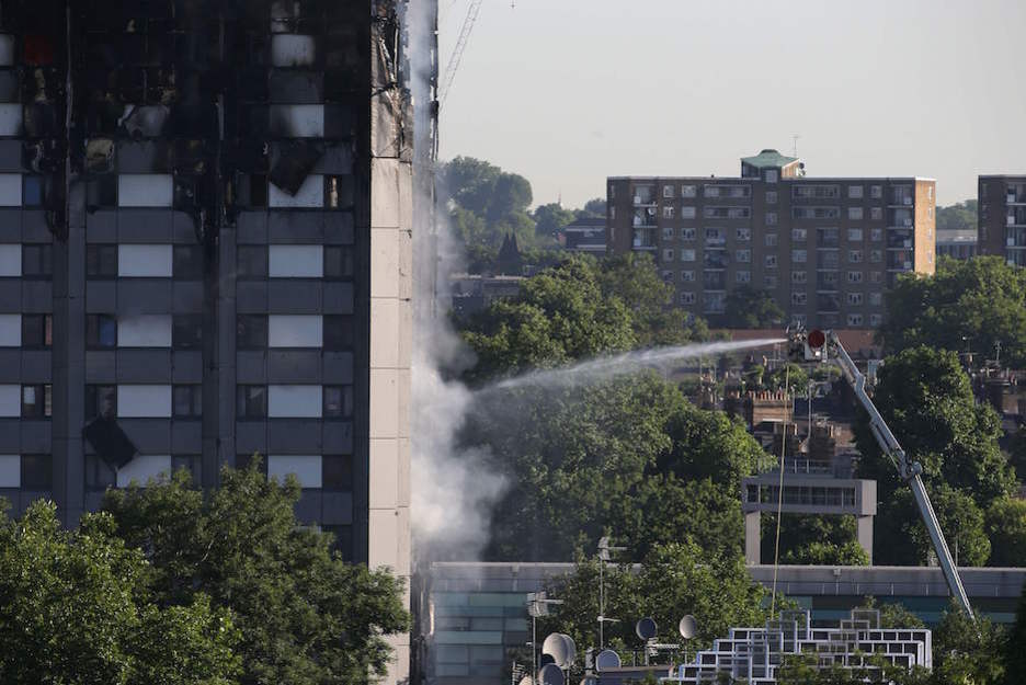 Los bomberos trabajan para controlar el desastre. (DANIEL LEAL-OLIVAS / AFP) Los bomberos trabajan para controlar el desastre. (DANIEL LEAL-OLIVAS / AFP)