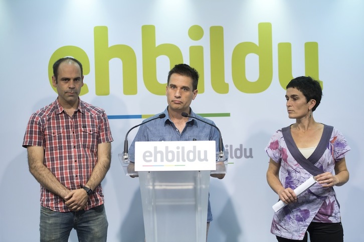 Jon Albizu, Iban Asenjo y Judith García han dado cuenta de la ampliación de la investigación sobre Bidegi. (Juan Carlos RUIZ/ARGAZKI PRESS)