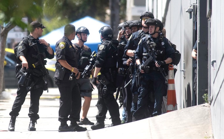 Un grupo de agentes de Policía junto a la sede de UPS en San Francisco. (Josh EDELSON/AFP PHOTO)