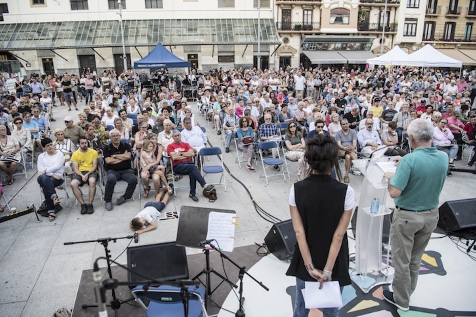La plaza Zuloaga ha sido comienzo y final de las actividades de Sare hoy en Donostia. (Jagoba MANTEROLA/ARGAZKI PRESS)