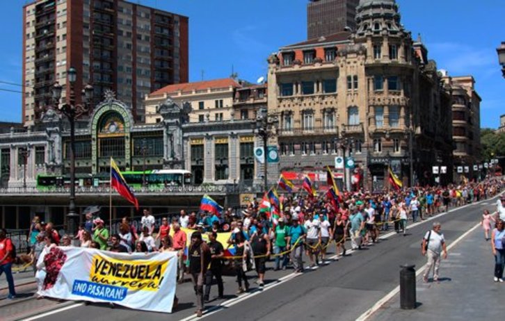 Manifestación celebrada el domingo en Bilbo en solidaridad con Venezuela. (@EcuadorEtxea)