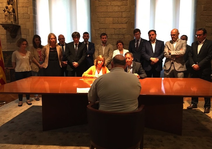 La consellera Meritxel Borràs y Francesc Esteve han recibido la querella hoy, arropados por los miembros del Govern. (@govern)