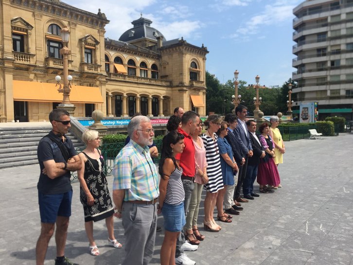 Los grupos municipales de Donostia se concentraron ayer en rechazo a la agresión sexual. (@HiriBizia)