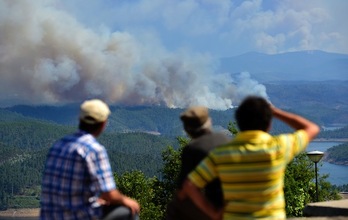 Tres hombres observan la situación cerca de Pedrógão Pequeno. (Miguel RIOPA/AFP)