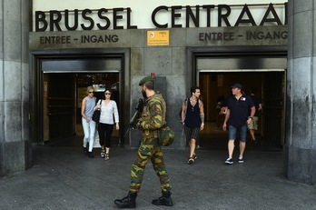 Un militar vigila la entrada de la Estación Central de Bruselas. (Emmanuel DUNAND/AFP PHOTO)