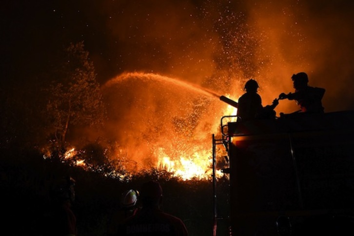 Los bomberos han logrado controlar el último foco del incendio de Portugal. (Francisco LEONG/AFP)