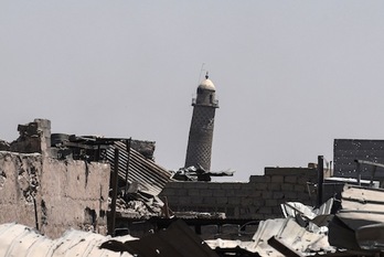 El famoso minarete inclinado de la mezquita de Al-Nuri, conocido como Al-Hadba, en una imagen de archivo. (Mohamed EL-SAHED/AFP)