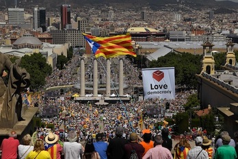 Acto en Barcelona para respaldar la convocatoria del referéndum. (Lluis GENÉ/AFP)