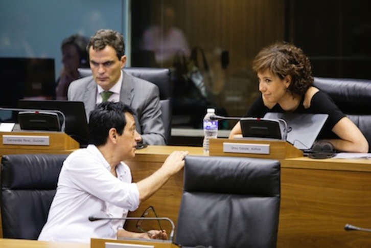 Los parlamentarios Ainhoa Unzu (PSN) y Carlos Couso (Podemos) dialogan durante el pleno. (PARLAMENTO DE NAFARROA)