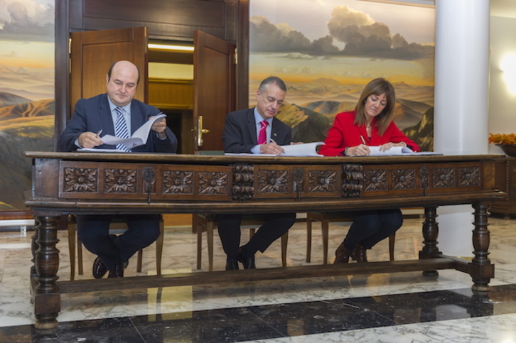 Firma del acuerdo de Gobierno entre PNV y PSE. (Juanan RUIZ / ARGAZKI PRESS)