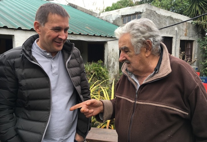Arnaldo Otegi y José Mugica, en La Chacra. (NAIZ)