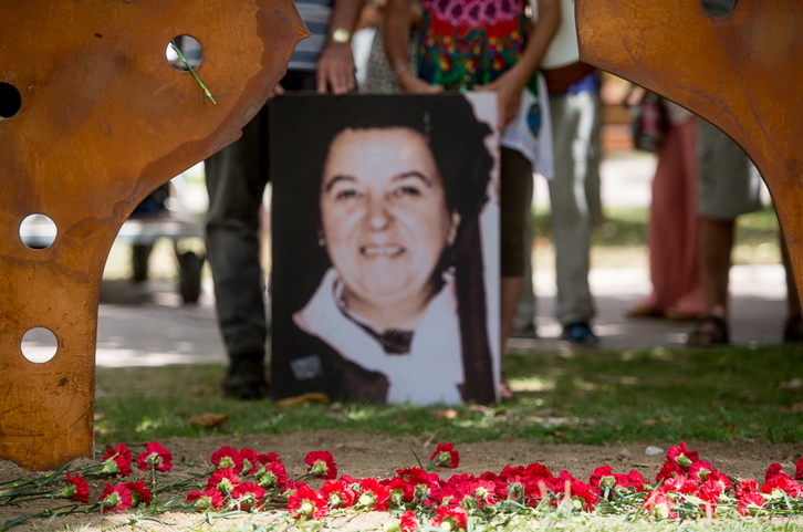 Monolito y una fotografía de Karmele Solaguren. (Iñigo URIZ/ARGAZKI PRESS)