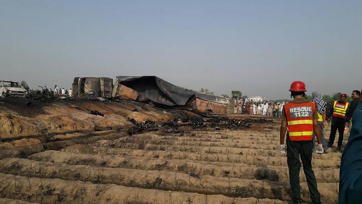 Estado del camión cisterna tras el accidente. (AFP)
