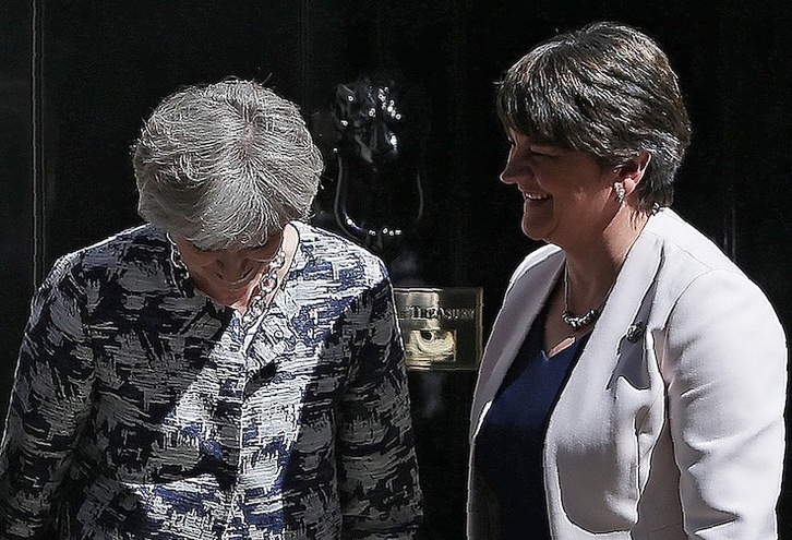 Theresa May y Arlene Foster, hoy ante el 10 de Downing Street. (Daniel LEAL-OLIVAS/AFP PHOTO)