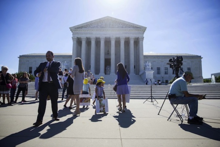 Un grupo de personas pasa ante la sede del Tribunal Supremo de EEUU. (Eric THAYER/AFP)