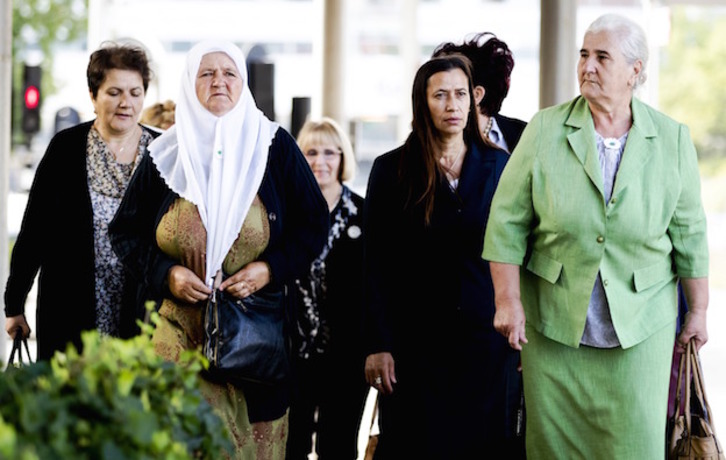 Mujeres de la «Asociación de Madres de Srebrenica» llegan a la Corte de Justicia de La Haya. (REMKO DE WAAL / AFP)