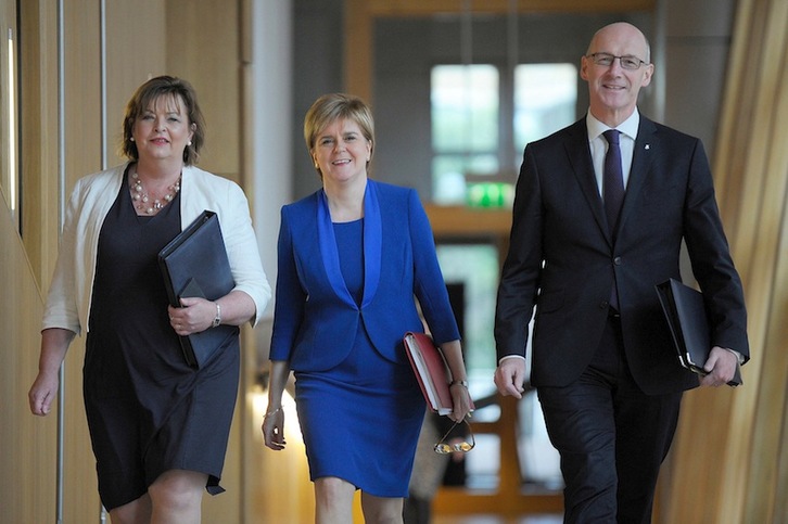 Nicola Sturgeon, a su llegada al Parlamento escocés con los diputados John Swinney y Fiona Hyslop. (Andy BUCHANAN/AFP)