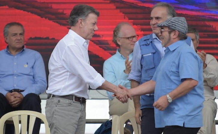 ‘Timochenko’ y el actual presidente, Juan Manuel Santos, pugnarán por la presidencia de Colombia. (Raúl ARBOLEDA/AFP)