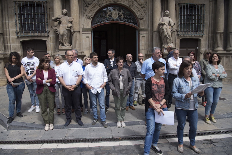 Acto institucional en Iruñea, ante el Ayuntamiento. (Jagoba MANTEROLA / ARGAZKI PRESS)