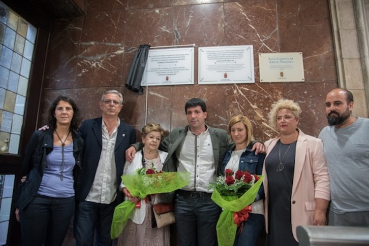 Las familias de los tres homenajeados, junto al alcalde de Errenteria, Julen Mendoza. (Andoni CANELLADA/ARGAZKI PRESS)