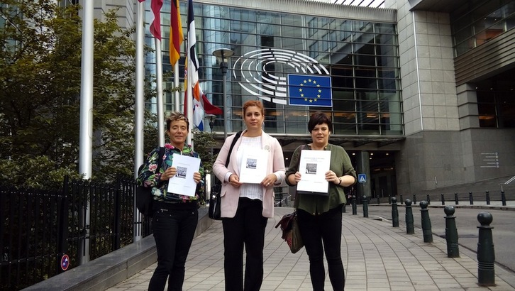 Familiares de los jóvenes de Altsasu y la abogada Jaione Karrera, en el exterior del Parlamento Europeo. (@Altsasugurasoak)
