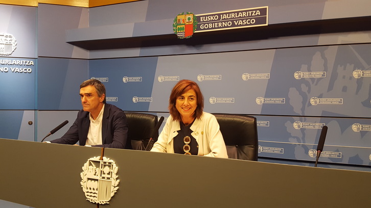 Jonan Fernández y Cristina Uriarte, en la presentación del ‘Programa complementario de educación en derechos humanos, convivencia y cooperación 2017-20’. (IREKIA)