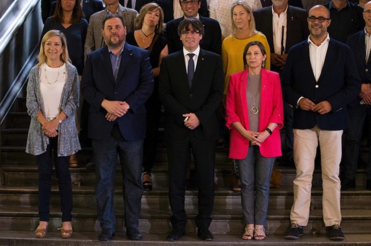 Puigdemont, Junqueras y Forcadell, en el acto del sábado en el que medio millar de alcaldes mostraron su apoyo al referéndum. (Pau BARRENA/AFP) 
