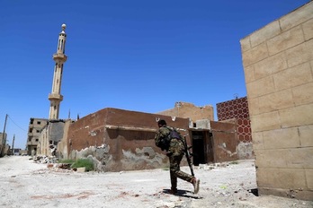 Un miliciano de las FSD, en el distrito de Al-Dariya, en Raqqa. (Delil SOULEIMAN/AFP)