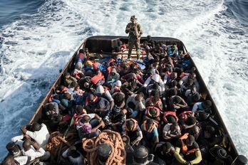 Un guardacostas libio custodia una embarcación que llevaba a cerca de 150 migrantes que buscaban alcanzar las costas europeas. (Taha JAWASHI/AFP) 