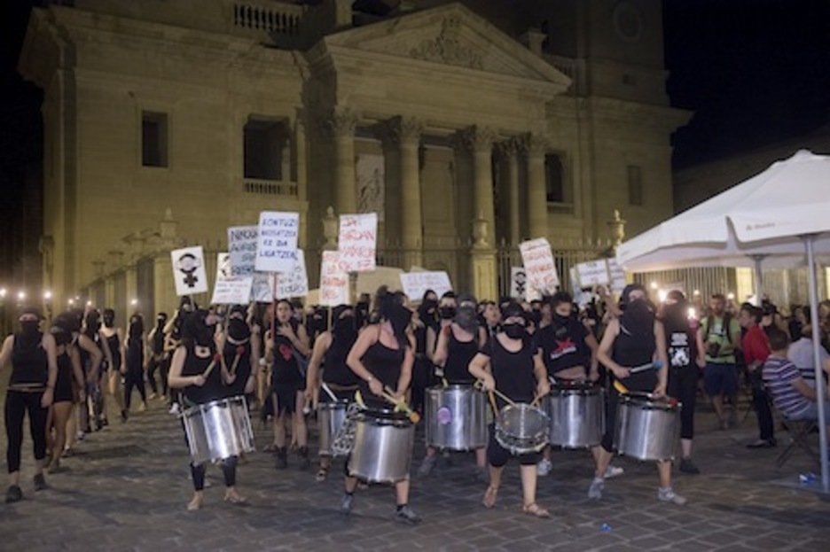 Un grupo de tambores pasa junto a la catedral de Iruñea. (Iñigo URIZ/ARGAZKI PRESS)