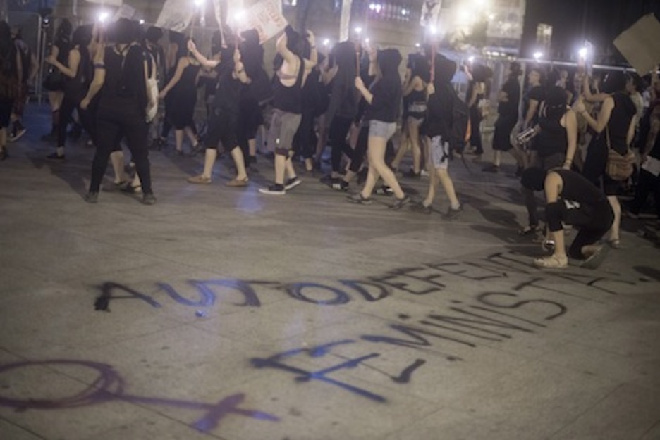 Pintada en favor de la autodefensa feminista en la plaza del Castillo. (Iñigo URIZ/ARGAZKI PRESS)