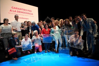 Acto a favor del referéndum realizado el martes en el Teatre Nacional de Catalunya. (Lluís GENÉ/AFP PHOTO)