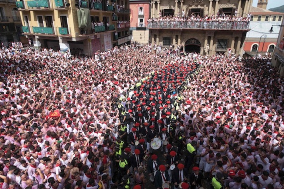Los gaiteros se abren paso en una plaza abarrotada. (Ander GILLENEA/AFP)