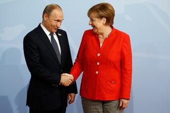 Vladimir Putin eta Angela Merkel, elkarri bostekoa ematen. (Odd ANDERSEN/AFP)