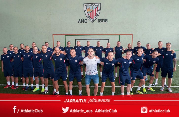 Todos los jugadores de la plantilla del Athletic con Yeray. (@AthleticClub)