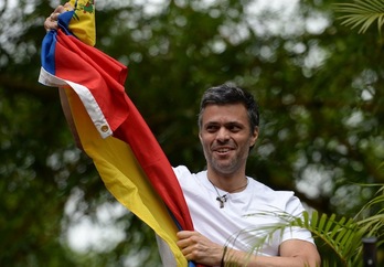 Leopoldo López saluda a sus seguidores con una bandera venezolana. (Federico PARRA/AFP)