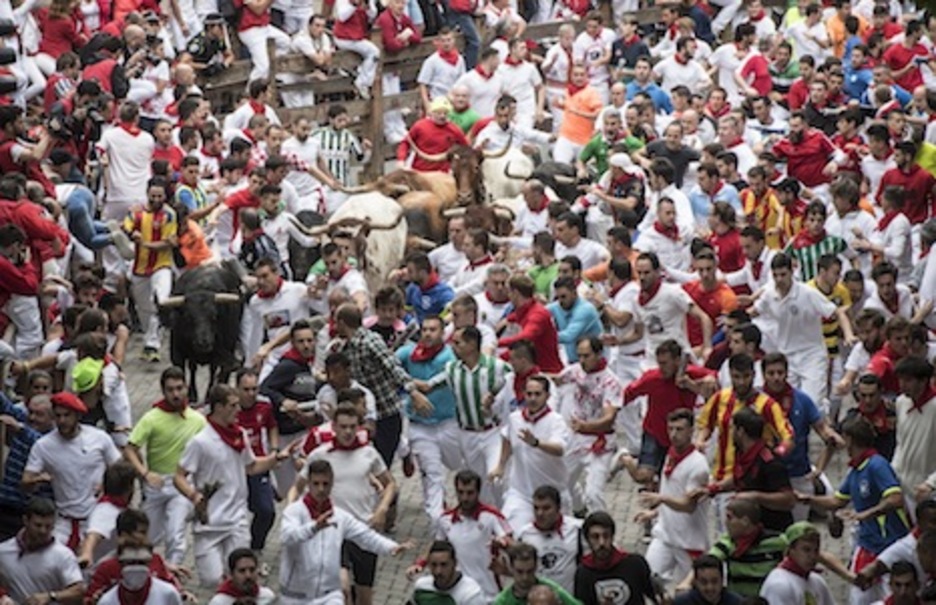 Los toros de Fuente Ymbro se abren paso entre una maraña de corredores por Telefónica. (Jagoba MANTEROLA/ARGAZKI PRESS)